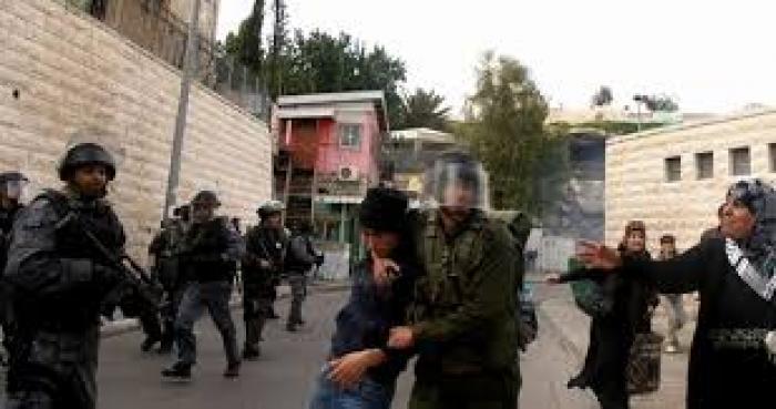  حملة دهم وإعتقالات تطال 14 مواطناً بالضفة وإصابة شاب 