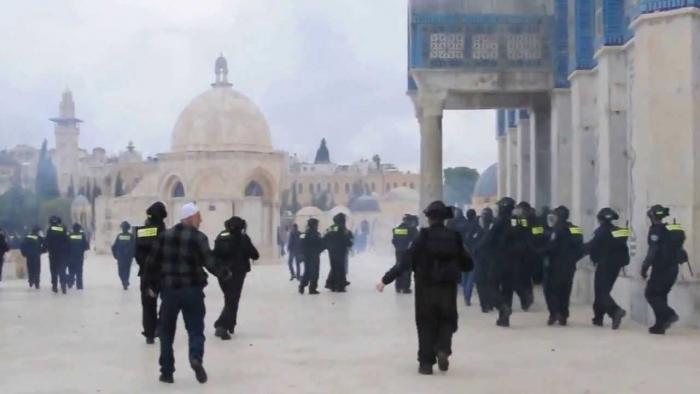 قطعان المستوطنون يقتحمون باحات المسجد الأقصى من باب المغاربة