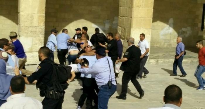 المستوطنون يعتدون على المصلين في المسجد الاقصى