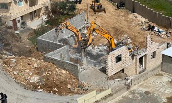 الاحتلال يهدم منزلاً في بيت أمَّـر