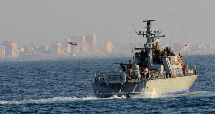 زوارق الاحتلال تستهدف مراكب الصيادين بمنطقة السودانية شمال القطاع
