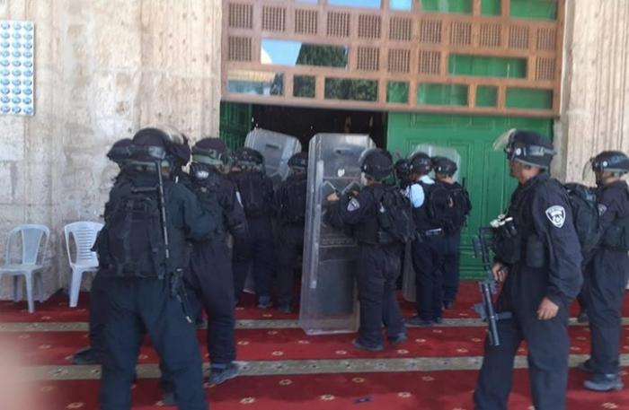 الاحتلال يقتحم الأقصى ويعتقل حارسين للمسجد