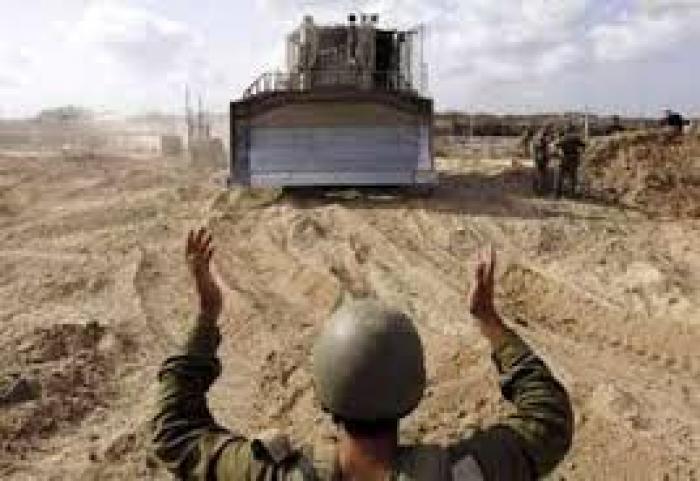 سقوط جرافة صهيونيةفي حفرة