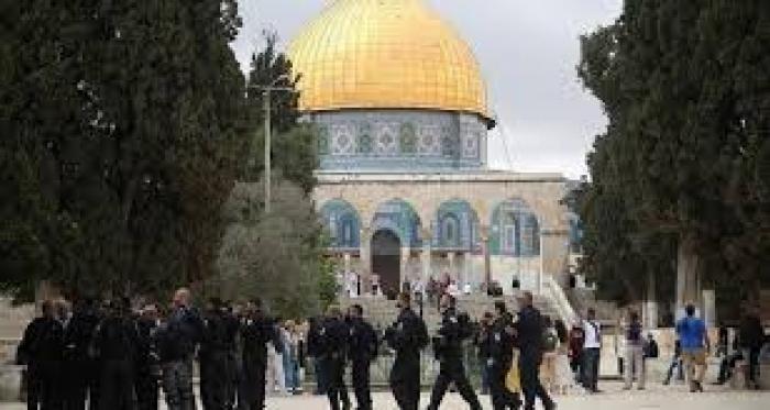 عشرات المستوطنين المتطرفين يقتحمون باحات المسجد الأقصى