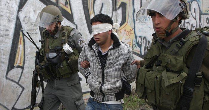 اعتقال 3 فلسطينيين في الضفة المحتلة ونقلهم للتحقيق