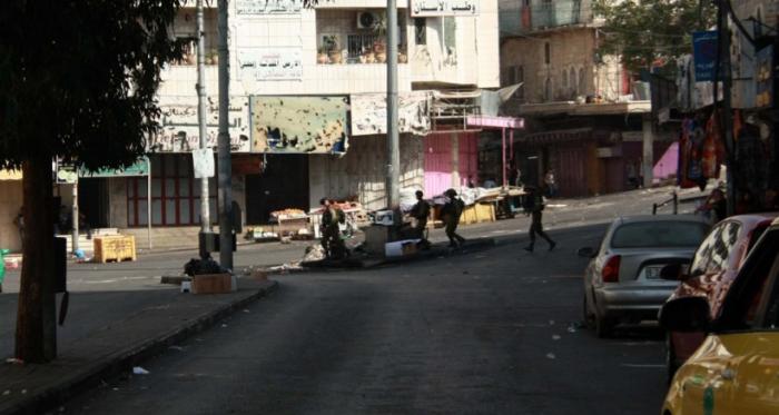 قوات الإحتلال تقتحم مدرسة في رأس العامود وتعتقل طالباً
