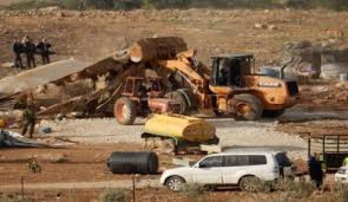 نابلس: قوات الاحتلال تجبر مواطنا على هدم بركس وحظيرة في سبسطية