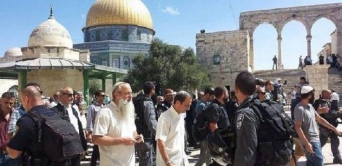 عشرات المستوطنين يقتحمون باحات المسجد الأقصى تحت حراسة مشددة