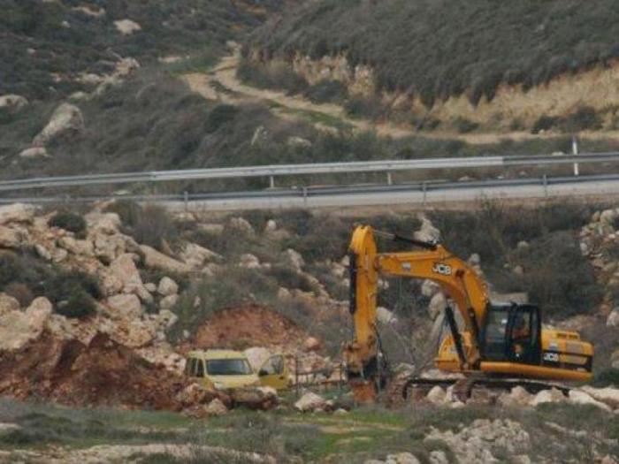 مستوطنو "يتسهار" يشرعون بتجريف أراض زراعية جنوب بورين