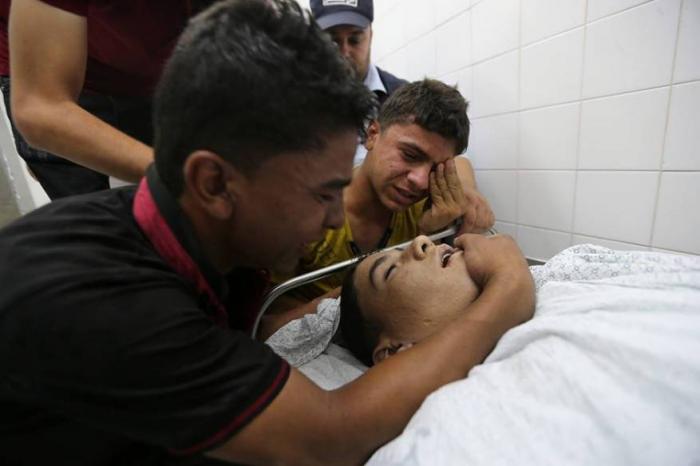 بالصور :شهيد وعشرات الإصابات فى "جمعة عائدون رغم أنف ترامب" على الحدود الشرقية لقطاع غزة