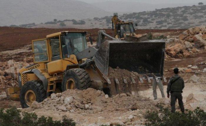 العدو يجرف طريقًا زراعية في منطقة العين غرب رام الله