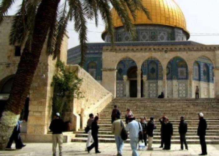 مستوطنون يقتحمون باحات المسجد الأقصى بحماية قوات الاحتلال