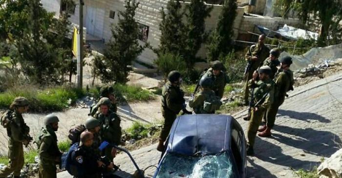 سلطات الإحتلال تفجر أبواباً خلال مداهمة منازل المواطنين في القدس 