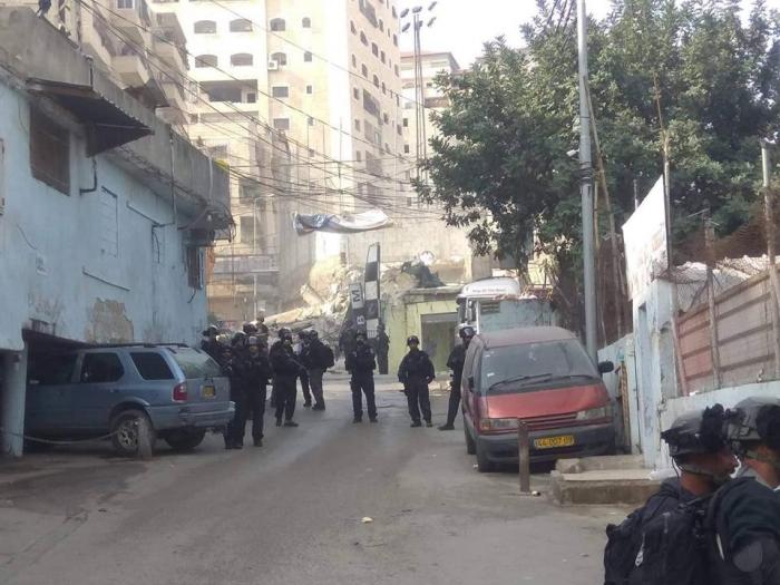 بالصور: الاحتلال يهدم سلسلة محلات تجارية في شعفاط