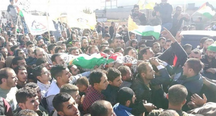 ألاف المواطنين يشيعون جثمان الشهيد محمود عودة