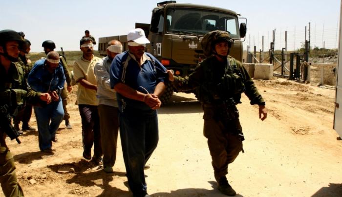 قوات الإحتلال الصهيوني تعتقل فلسطينيين اجتازا السياج الفاصل وسط القطاع