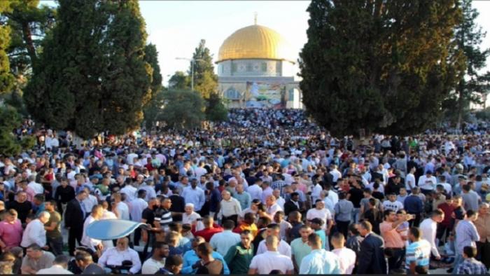 عشرات الآلاف يؤدون صلاة العيد في المسجد الأقصى المبارك