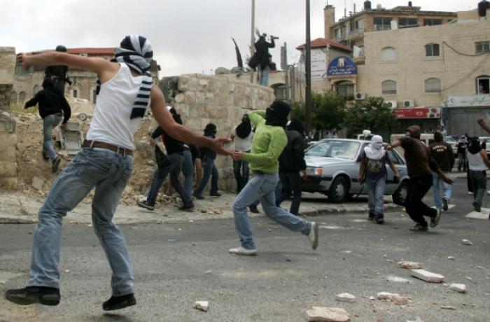 تجدد المواجهات المندلعة في مخيم شعفاط شمال القدس المحتلة.