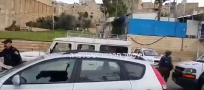 طلقة قناص تصيب سيارة للمستوطنين قرب الحرم الإبراهيمي