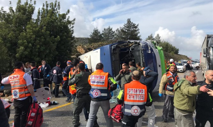 يديعوت : قتيلان و 35 إصابة بينهم خطيرة جراء انقلاب باص صهيونى غرب رام الله