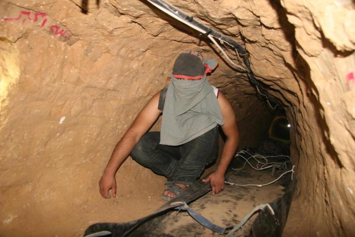 لازال البحث عن 14 عاملاً مفقوداً داخل أحد أنفاق مدينة رفح