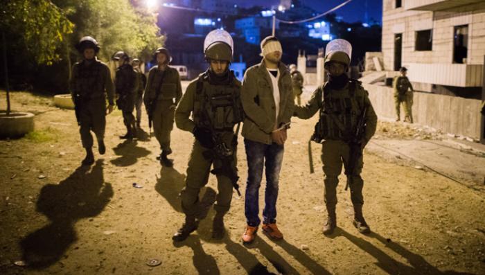 الإحتلال يعتقل 43 فلسطينيًا بالضفة المحتلة