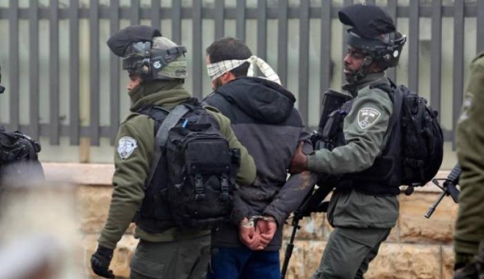  الاحتلال يعتقل 7 فلسطينيين ويداهم منازل بالضفة الغربية