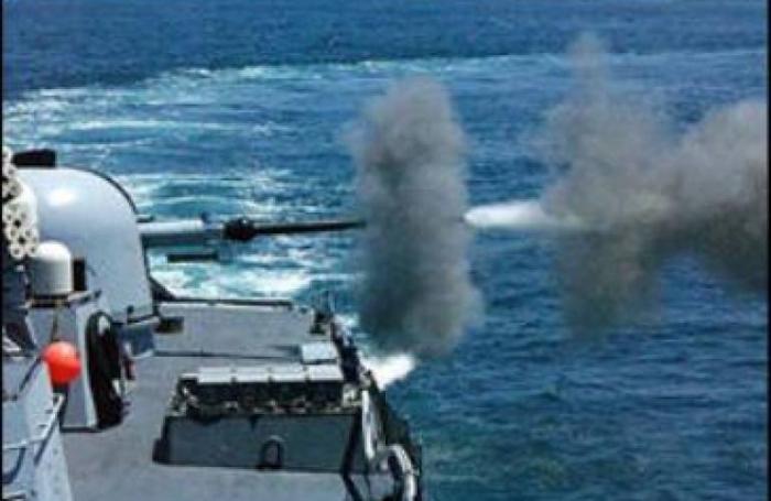 الزوارق الحربية الصهيونية تفتح نيران أسلحتها الرشاشة تجاه مراكب الصيادين