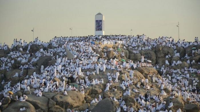 يتوجه حجاج بيت الله الحرام، اليوم الاثنين للوقوف على جبل عرفات، لأداء الركن الأعظم من الحج، بعد يوم التروية في منى، حيث يقدر عددهم بنحو مليوني حاج من مختلف انحاء العالم.  وبدأ ضيوف الرحمن التوافد على عرفات في الوقت الذي أعدت فيه قيادة أمن الحج خطة متكاملة لتسهيل عملية التصعيد.  وتتضافر جهود مختلف الجهات المعنية بأعمال الحج لهذا العام وسط منظومة من الخدمات الأمنية والصحية والتنظيمية بما يسهم في انسيابية حركة جموع الحجيج وسلامة استقرارهم.  وهيأت وزارة الصحة السعودية أربعة مستشفيات موزعة في أرجاء المشعر بسعة 600 سرير هي: مستشفى جبل الرحمة ومستشفى عرفات العام ومستشفى نمرة ومستشفى شرق عرفات، إلى جانب 46 مركزاً صحياً جهزت بكامل مستلزماتها يباشرها فرق طبية بمختلف التخصصات.  وكانت رياحاً قوية هبت على المسجد الحرام وأزاحت جزءا من ستار الكعبة المشرفة في مشهد نادر، كما أعلنت الهيئة العامة للأرصاد الجوية وحماية البيئة أن مناطق مكة المكرمة وعرفات ومزدلفة ومنى تعرضت لهطول أمطار رعدية متوسطة إلى غزيرة.  وقد أعلن سماحة للشيخ يوسف ادعيس وزير الأوقاف والشؤون الدينية، رئيس بعثة الحج الفلسطينية أن البعثة تتابع الأحوال الجوية في جبل عرفات، وبناء على هذه التطورات أرجأت البعثة تصعيد حجاج فلسطين حتى استقرار الأحوال الجوية لضمان سلامة وأمن الحجاج.  وأكد، أن بعثة الحج الفلسطينية على تواصل لحظي مع الجهات السعودية ذات العلاقة.  وطالب ادعيس جميع الحجاج بالالتزام في فنادقهم حتى إعلامهم بالمستجدات، موضحاً بأنه سيتم إعلامهم بمواعيد التصعيد الجديدة لجبل عرفات.
