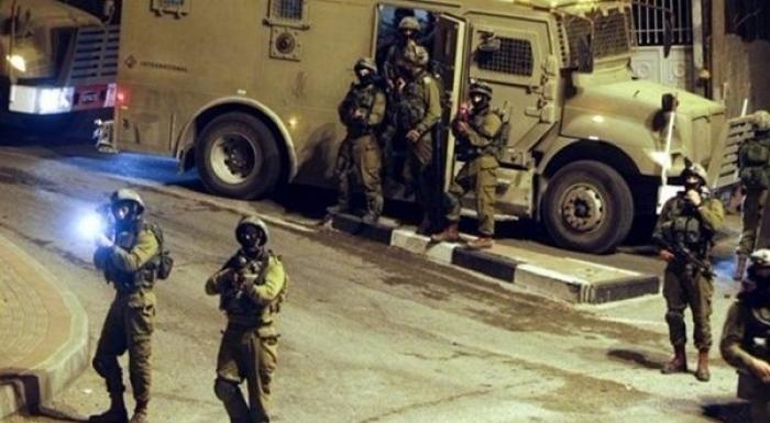 الاحتلال يعتقل ١٣مواطنا من الضفة ويزعم مصادرة أسلحة