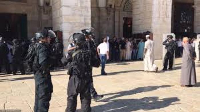 الاحتلال يعتدي على المصلين في الأقصى ويحطم نوافذ أثرية ويسمح باقتحامات