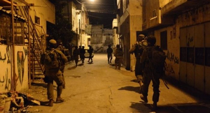 قوات الإحتلال تعتقل شاباً وتسرق مبلغاً من المال ومصاغ ذهب شرق بيت لحم