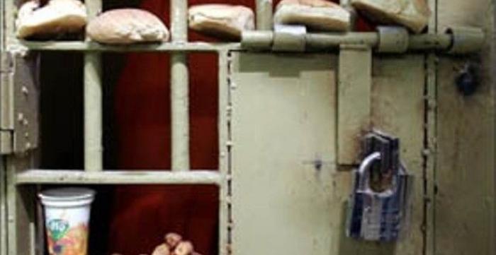 أربعة أسرى يواصلون إضرابهم المفتوح عن الطعام