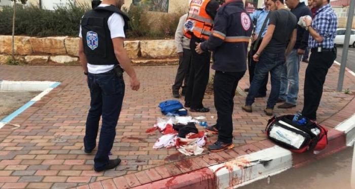 إصابة صهيوني بجراح خطيرة في عملية طعن شمال شرق القدس وفرار المنفذ