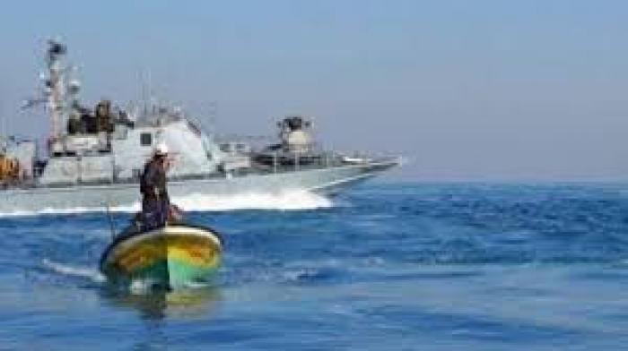 زوارق الاحتلال تطلق نيرانها تجاه الصيادين في بحر رفح