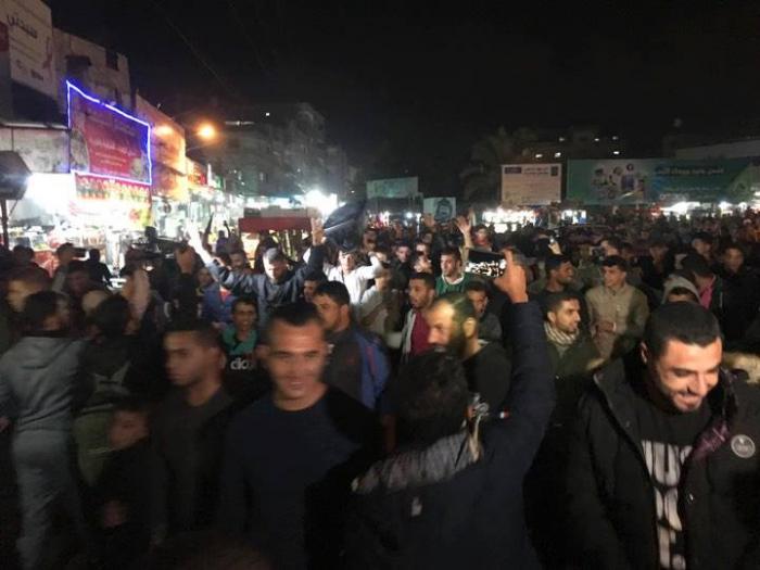 بالصور: غزة تحتفل بنصر المقاومة بمسيرات حاشدة داخل شوارعها 
