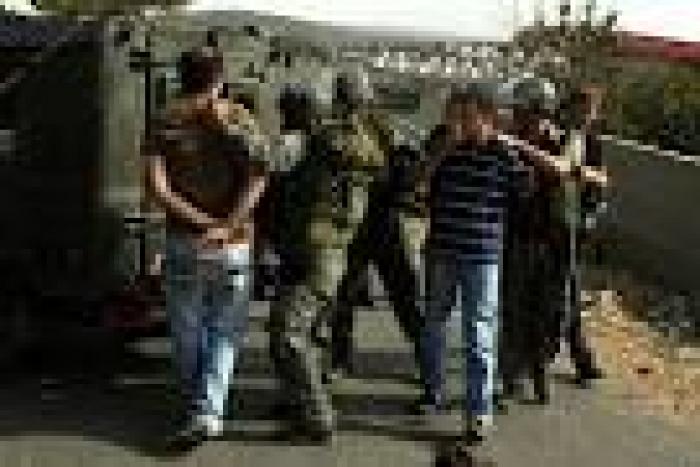 الاحتلال يعتقل 4 شبان من أم الفحم بزعم العثور على رشاش في منزلهم