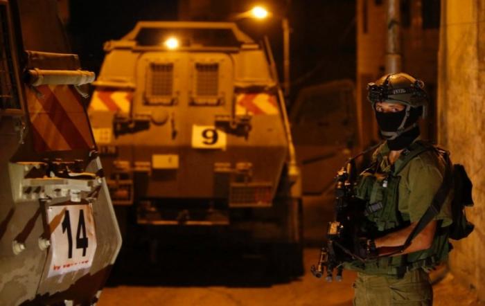 بالأسماء: الاحتلال يعتقل 12 مواطنا من مدن الضفة