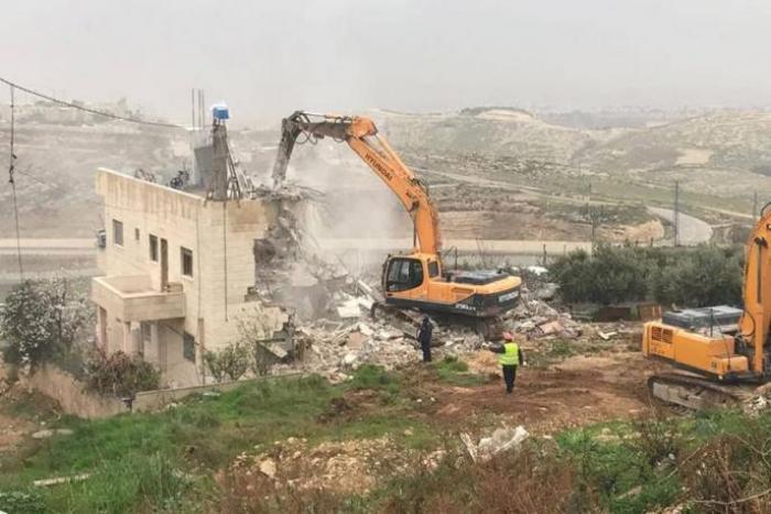 عمليات هدم في نابلس والبيرة من قبل جرافات الإحتلال